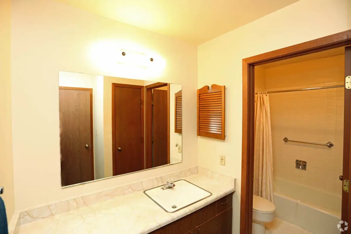 Kenosha apartments for rent - image - 2524-bathroom.jpg