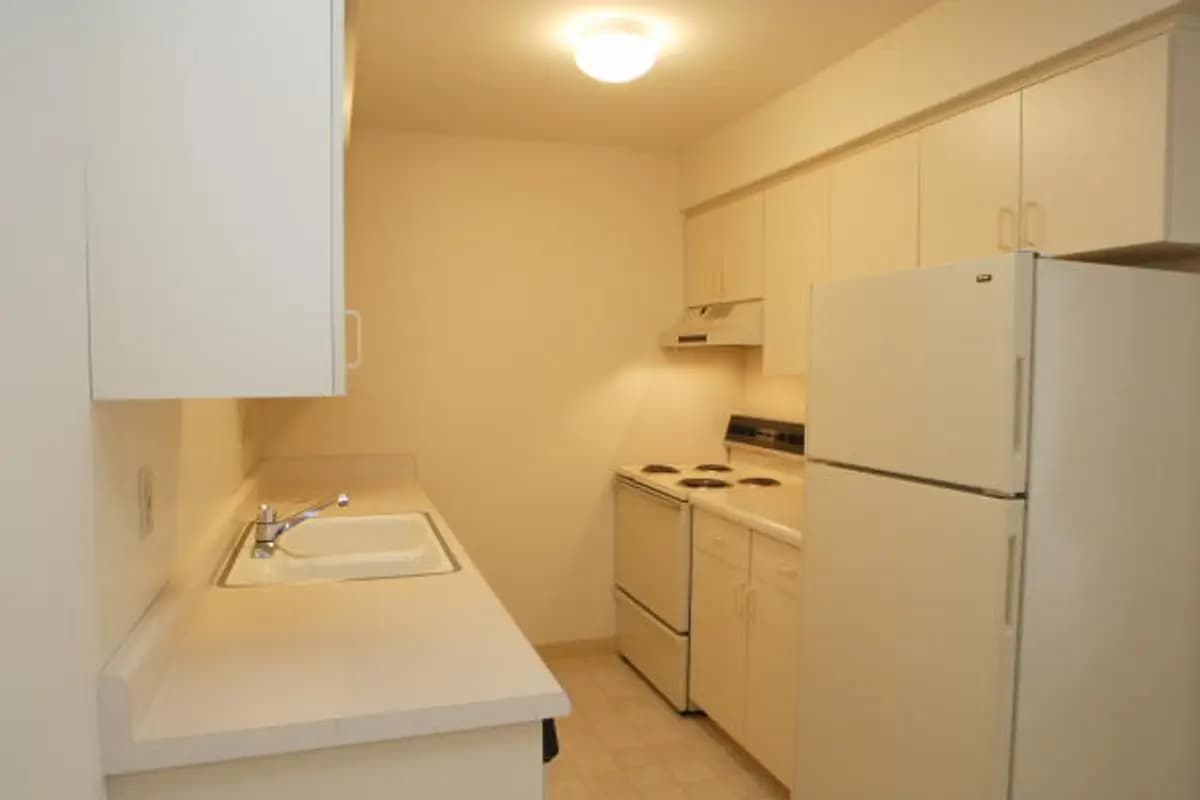 Kenosha apartments for rent - image - 1830-kitchen.jpg