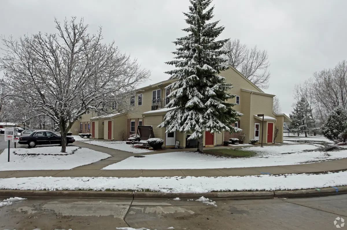 Sheridan Meadows and Lincoln Park Townhomes - Apartment - 2
